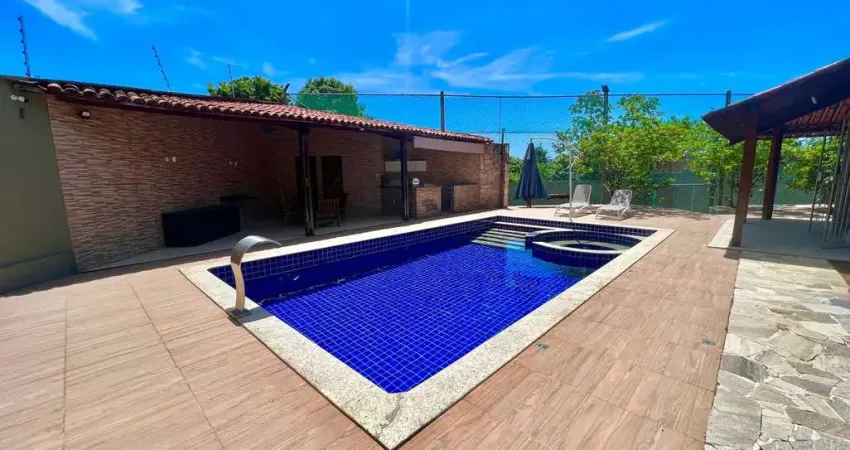 Casa com 5 quartos + campo de futebol em condomínio fechado