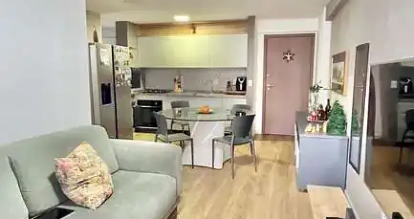 Apartamento com 2 quartos e varanda com móveis planejados na ponta verde