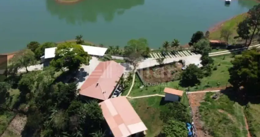 Maravilhoso sítio com 3 casas, sendo a principal, a do caseiro e 6 chalés e mais lazer com piscina e churrasqueira e deck para a represa