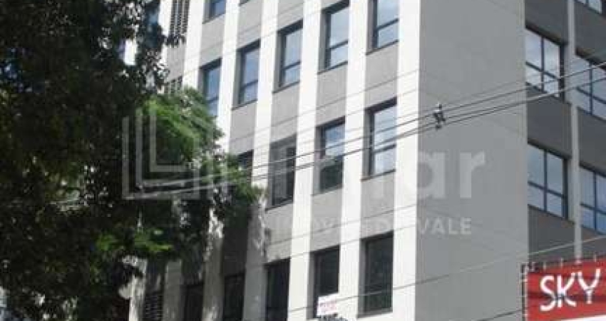 Ótima sala comercial no centro de SJCampos medindo 162,01 metros com 2 banheiros e 2 vagas de garagem.
