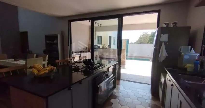 Lindíssimo e amplo imóvel em condomínio fechado com 4 dormitórios (1 master )