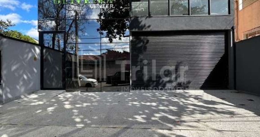 OPORTUNIDADE LOCAÇÃO - PRÉDIO COMERCIAL NOVO, COM 2 PAVIMENTOS, FACHADA IMPONENTE, ELEVADOR DE ACESSO - LOCALIZAÇÃO PRIVILEGIADA DA VILA INDUSTRIAL.