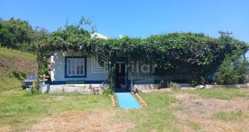 Chácara à venda em Paraibuna-SP, bairro Colinas: 3 quartos, 1 suíte, 2 salas, 2 banheiros, 10 vagas, 150m². Imperdível!