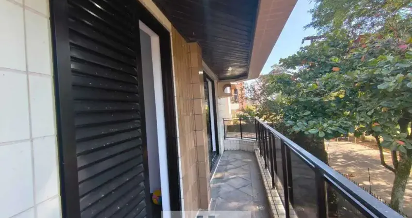 Apartamento padrão com sala 2 ambientes climatizada, 2 dormitórios sendo 1 com sacada na praia da Astúrias-Guarujá/SP.