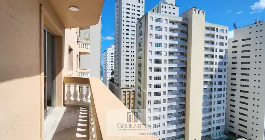 Apartamento alto padrão com sacada, 3 dormitórios sendo 1 suíte + dormitório de serviço, á 100 metros da praia das pitangueiras-guarujá/sp