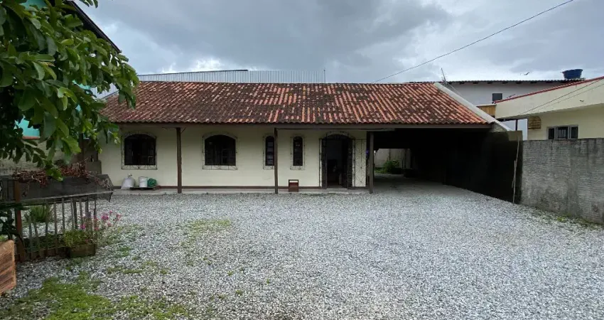 Casa escriturada com amplo espaço de terreno no bairro nova esperança em balneário camboriú