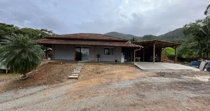 Casa semi mobiliada no bairro são francisco de assis em camboriú