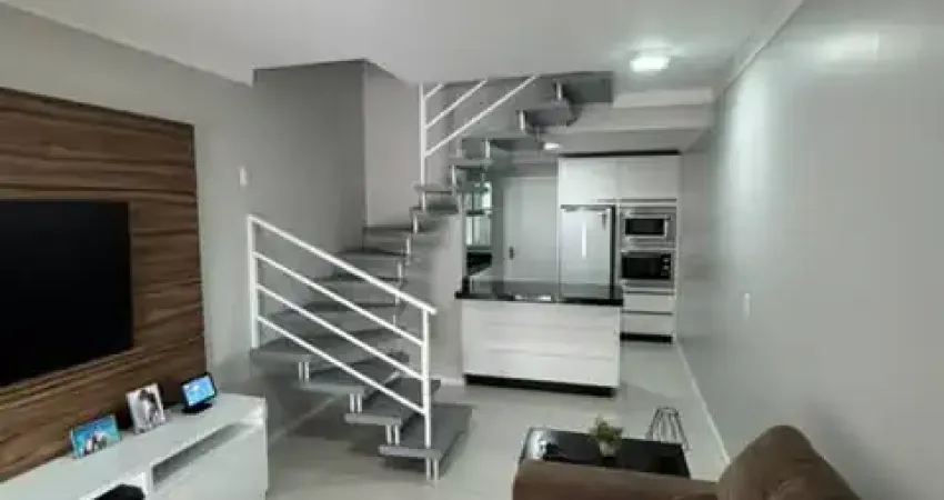 Lindo sobrado mobiliado com espaço gourmet e excelente localização em camboriú