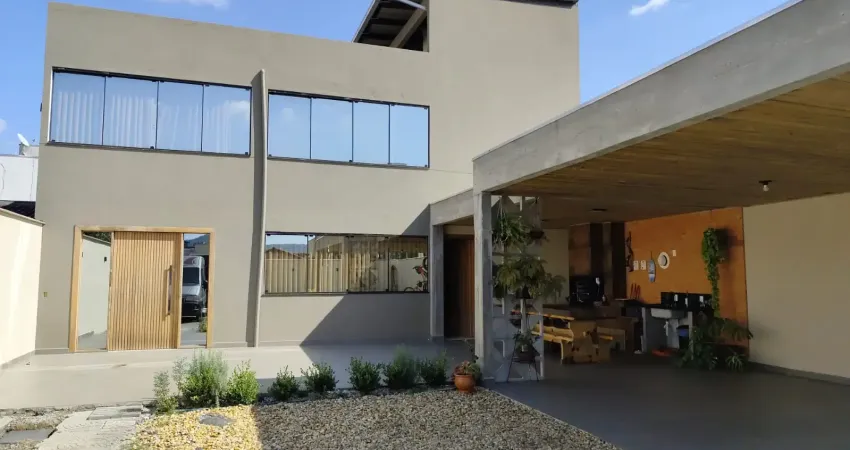 Casa tríplex, de altíssimo padrão com localização privilegiada em camboriú.