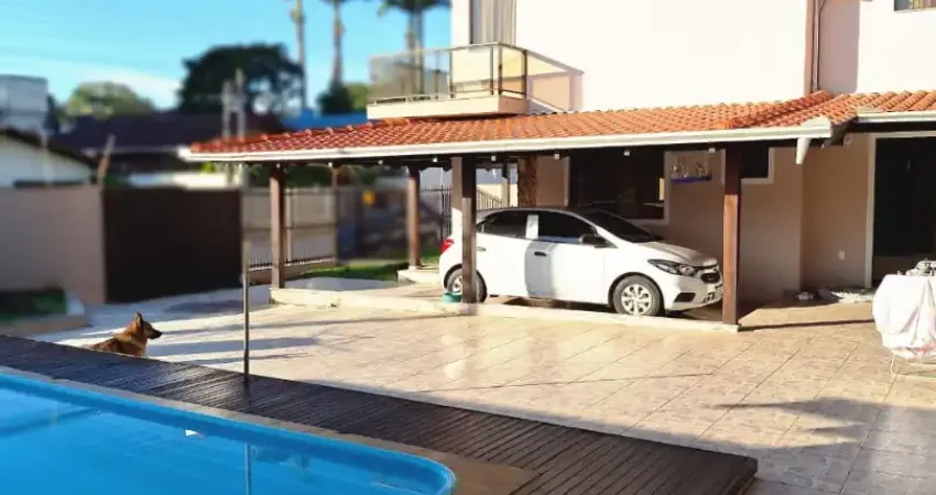 Linda casa ampla com piscina localizada no centro de camboriú