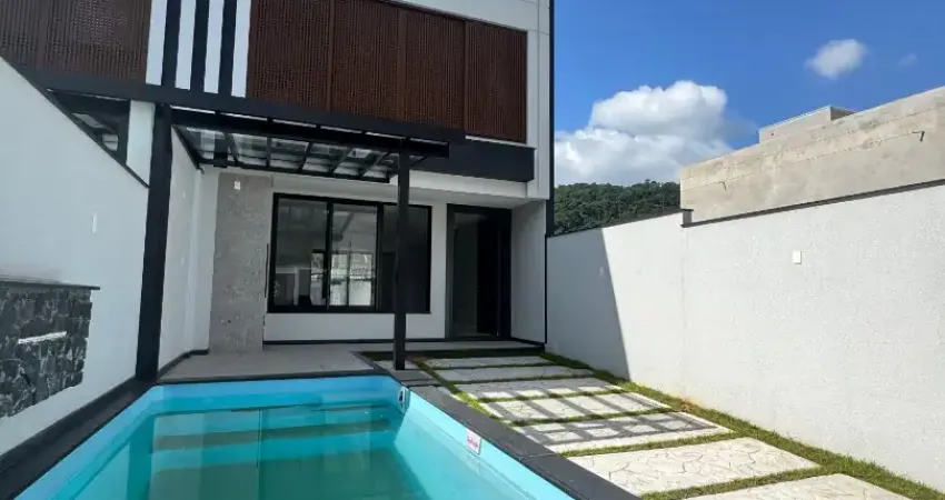 Belíssimo sobrado com piscina no loteamento terras altas em camboriú