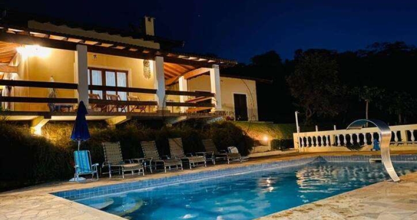 Chácara de luxo em condomínio no Batatuba, Piracaia-SP: 4 quartos, 2 suítes, 3 banheiros, 4 vagas, 520m². Venha conferir!