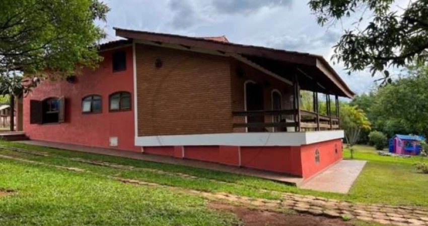 Chácara à venda em Bragança Paulista-SP: 4 quartos, 1 suíte, 3 salas, 5 banheiros, 10 vagas de garagem, 300m² de área. Venha conferir!