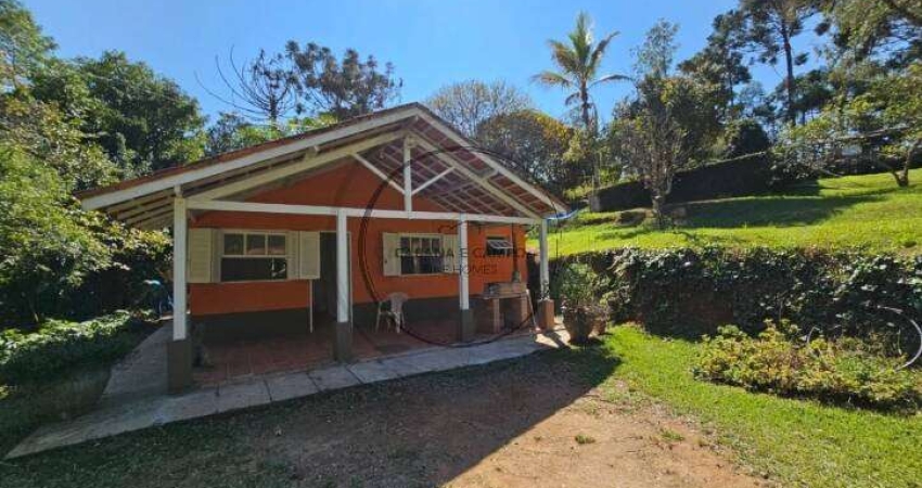 Chácara à venda em Piracaia-SP, Bairro Batatuba: 3 quartos, 1 suíte, 1 sala, 3 banheiros, 6 vagas de garagem, 160m²!