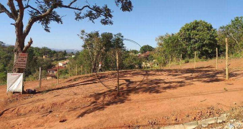 Terreno com 1.000m2 e escritura à venda no Jd. Maracanã em Atibaia
