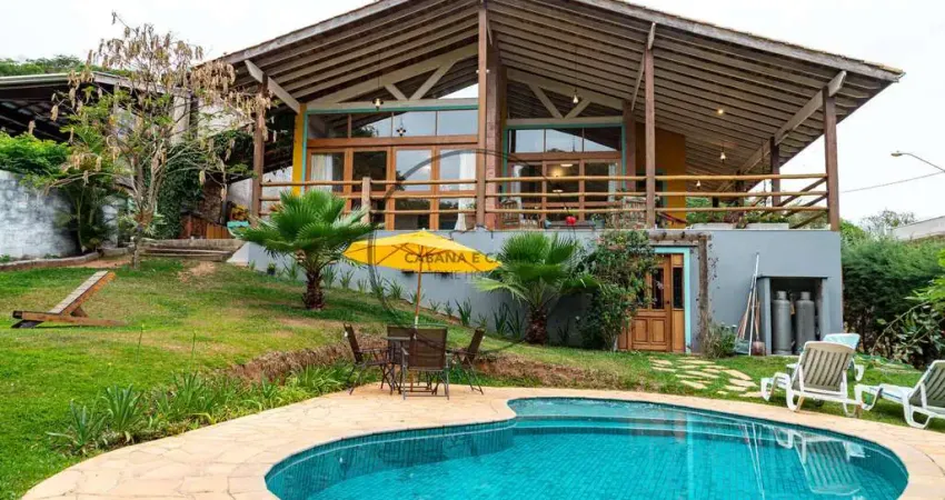 Chácara com estilo colonial à venda em condomínio fechado em Atibaia