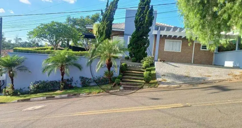 Casa térrea reformada à venda no condomínio serra da estrela em atibaia