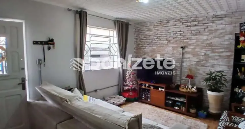 Sobrado à Venda em Vila Assunção, Santo André — 2 Quartos, Quintal e Churrasqueira