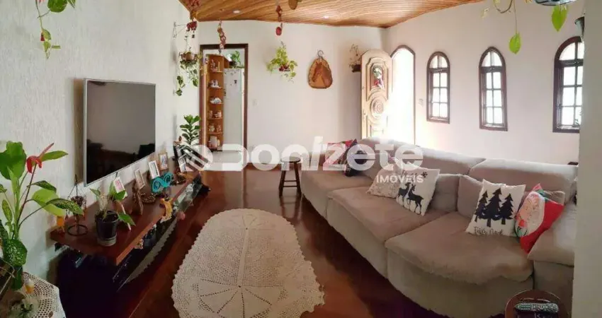 Sobrado à venda em Santa Maria, Santo André – 2 Dormitórios, 1 Suíte e 424m² de Área Interna