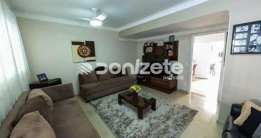 Sobrado Residencial com 3 Quartos, 1 Suíte e 4 Vagas em Vila Scarpelli, Santo André
