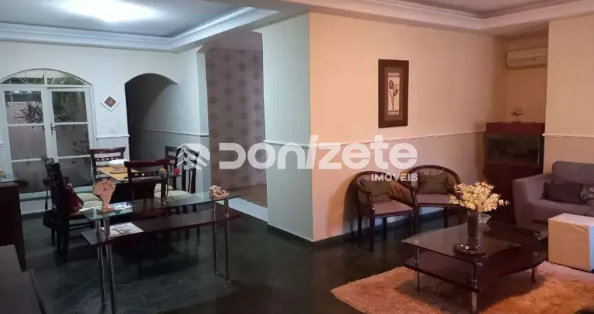 Casa à venda em Santo André - Jardim, 310 m², 3 dormitórios (1 suíte), 4 vagas, financiamento