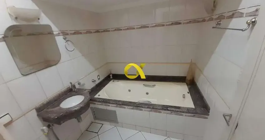 Casa comercial, 2 andares, diversas salas; localização de destaque no centro, ideal para estética.