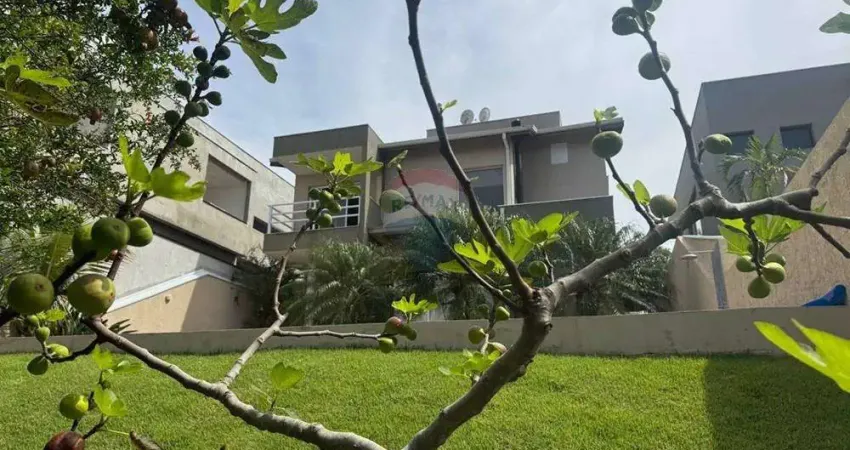 Luxuosa Residência em Condomínio Fechado - Vale das Águas
