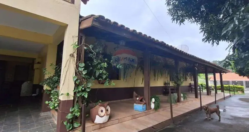 Chácara à venda com 4 dormitórios, piscina e área de lazer completa e linda vista em Serra Negra/SP