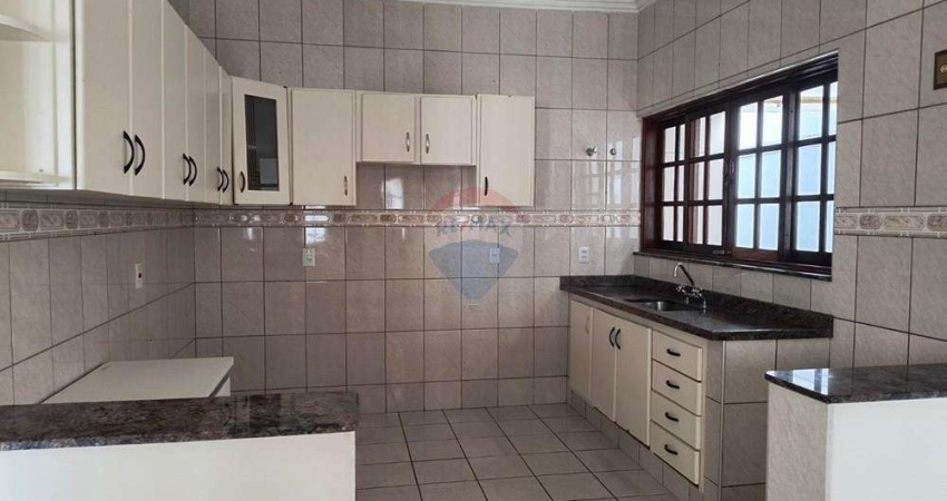 Casa com 3 quartos para alugar na Alameda Finlândia, 159, Jardim Europa, Bragança Paulista