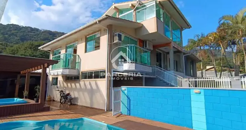 Casa para Venda em Garopaba, Macacu, 3 dormitórios, 1 suíte, 2 banheiros, 2 vagas