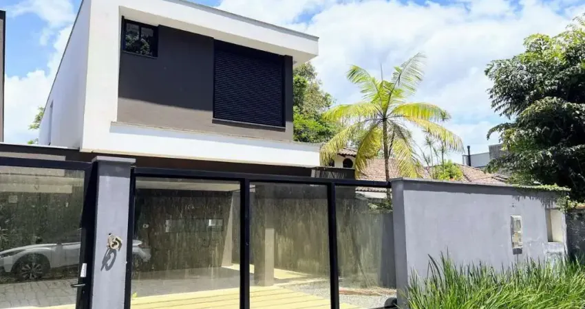 Sobrado geminado em rua calma próximo ao centro, bairro saguaçú.