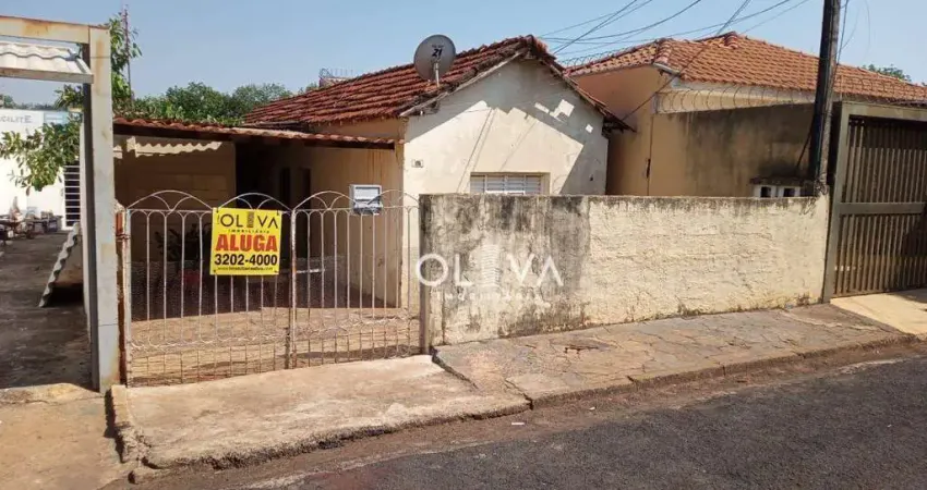 Terreno com 2 casas antigas (desconsideradas no valor de venda), alugadas, gerando renda, em ótima localização, próximo ao shopping plaza.