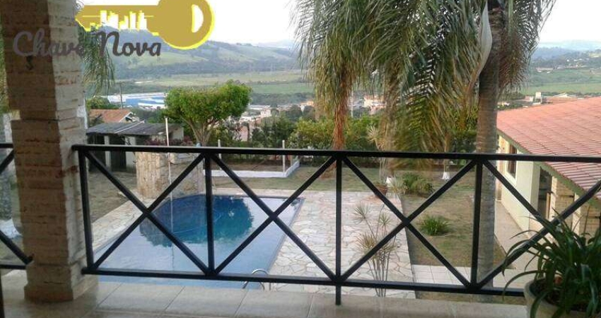 Belíssima casa em condominio com piscina