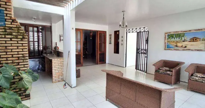Encontre Seu Paraíso Particular! Espaçosa Casa Duplex com 5 Suítes e Localização Excepcional!