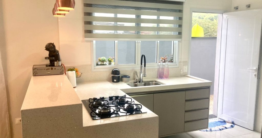 Casa em bairro com condomínio e monitoramento 24 horas na rua Jundiaí