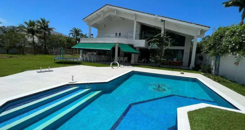 Casa em guaruja emm condominio fechado 5 quartos sendo todos suites com area de lazer completo ,frente praça