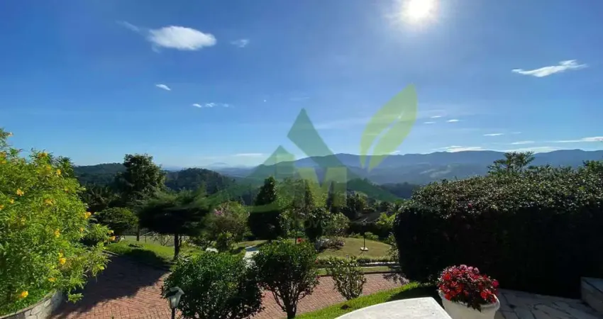 Belíssima Chácara à Venda em Condomínio Fechado com Vista da Pedra Grande