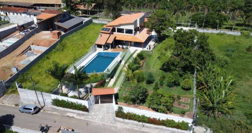 Chácara Recém-Construída com Fino Acabamento em Atibaia