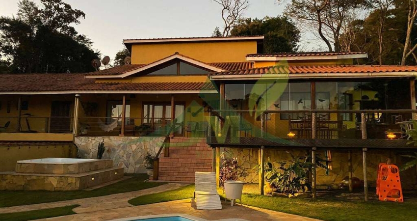 Casa de Alto Padrão à Venda em Condomínio Fechado em Piracaia, SP