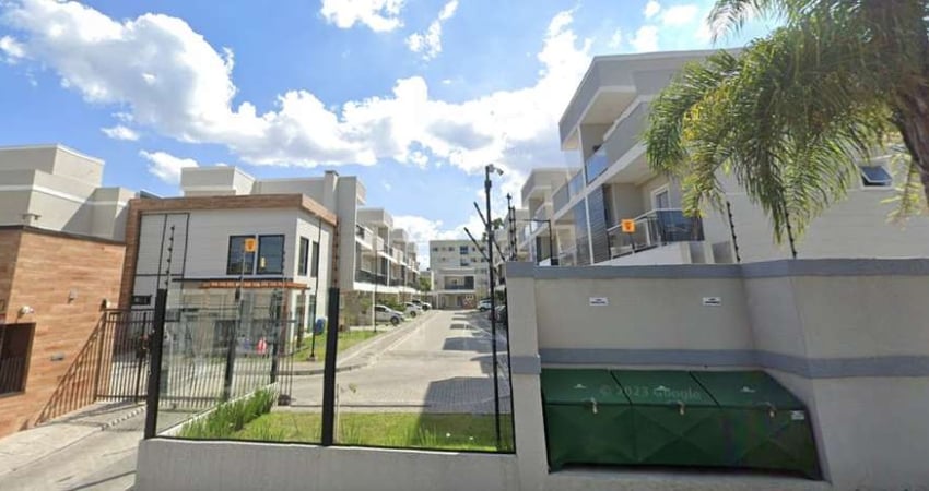 Sobrado à venda em Curitiba, Uberaba, com 3 quartos, 129m²