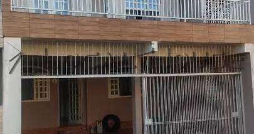 Sobrado à venda em Curitiba, Xaxim, com 3 quartos, 130m²