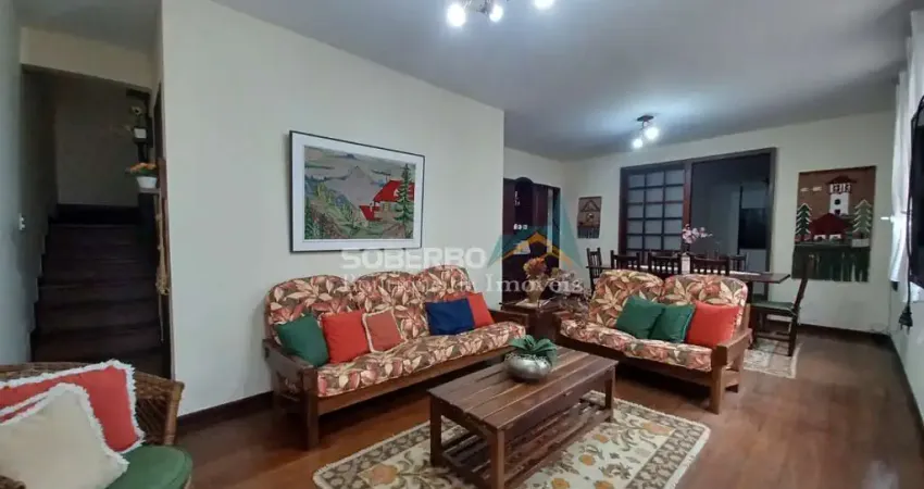 Casa 3 Quartos em Condomínio com Piscina e Lazer, Alto, Teresópolis, RJ