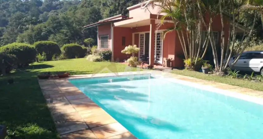 Casa em Teresópolis Golfe, com 3 Quartos, Piscina e Quintal