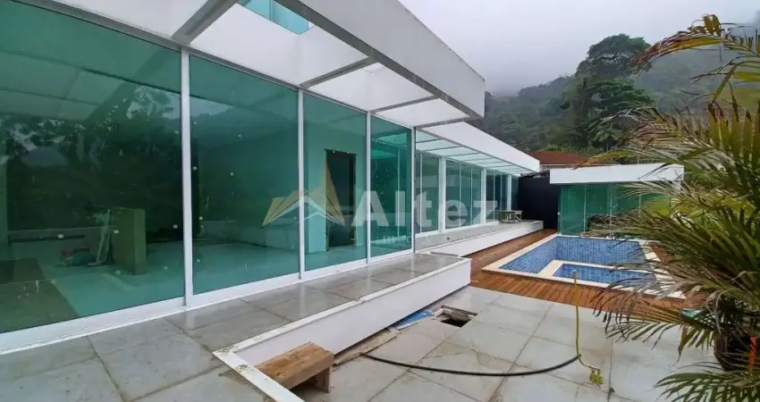 Casa de Alto Padrão, 3 Suítes, Piscina, Hidro, Área Gourmet, Parque do Ingá, Teresópolis