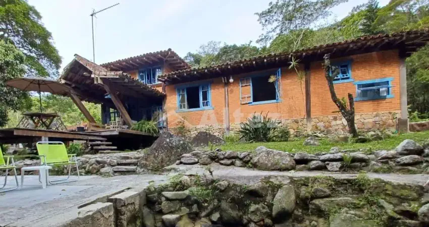 Sítio com cachoeira e piscina natural, 6 suítes, albuquerque, teresópolis, rj
