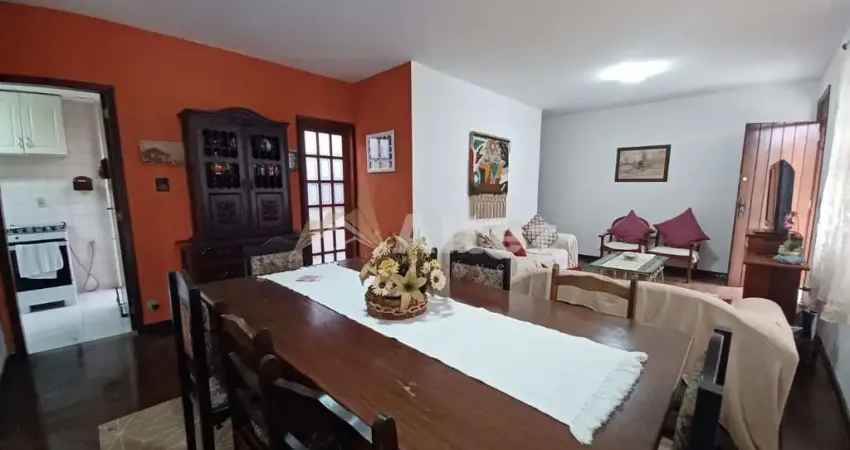 Casa 3 Quartos em Condomínio com Piscina e Lazer, Alto, Teresópolis, RJ