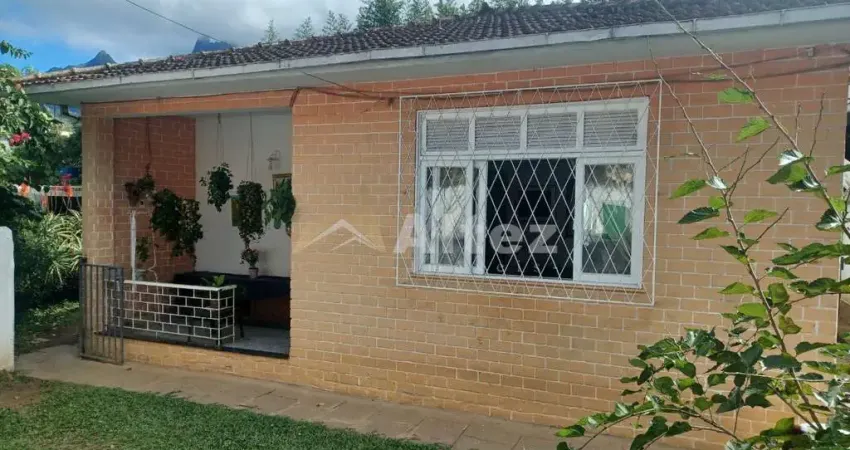 Casa linear com 3 Quartos e Quintal, Barroso, Teresópolis, RJ