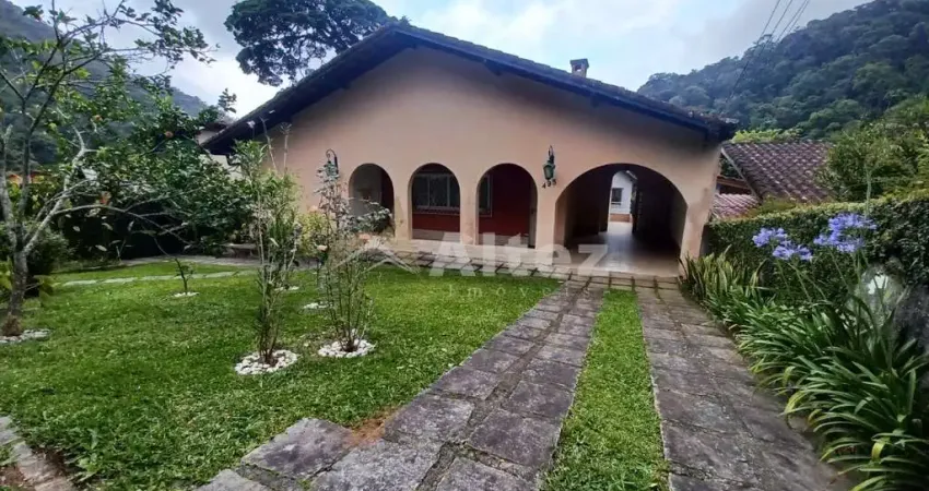 Casa linear, 3 quartos, quintal e piscina, parque ingá, teresópolis