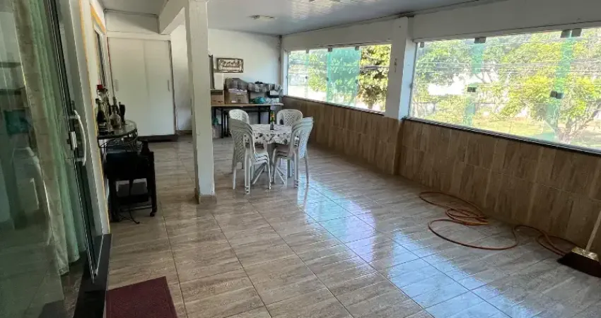 Amplo sobrado com 02 suítes, varanda gourmet, entrada independente e cômodos planejados