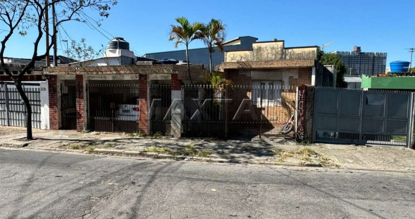 Casa  antiga à venda na Vila dos Remédios, terreno com 317m², próxima a Ponte dos Remédios.
